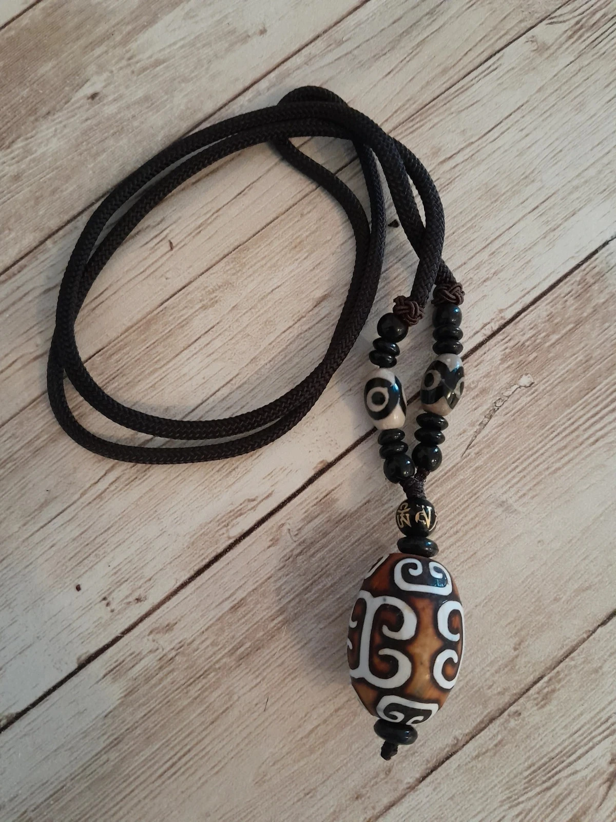Collier avec pendentif en bois et yeux en agate tibétaine N°04